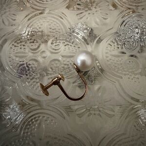 14kt solid gold 7mm pearl clip on non pierced screw back earring single